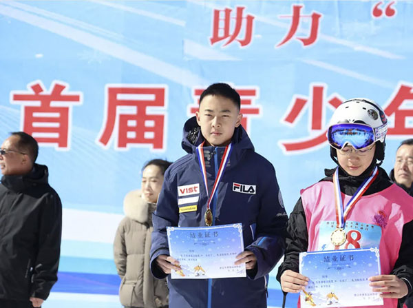 營(yíng)口市首屆青少年高山滑雪、單板滑雪平行項(xiàng)目積分賽圓滿(mǎn)收官——何家溝滑雪場(chǎng)見(jiàn)證冰雪新生代力量崛起！